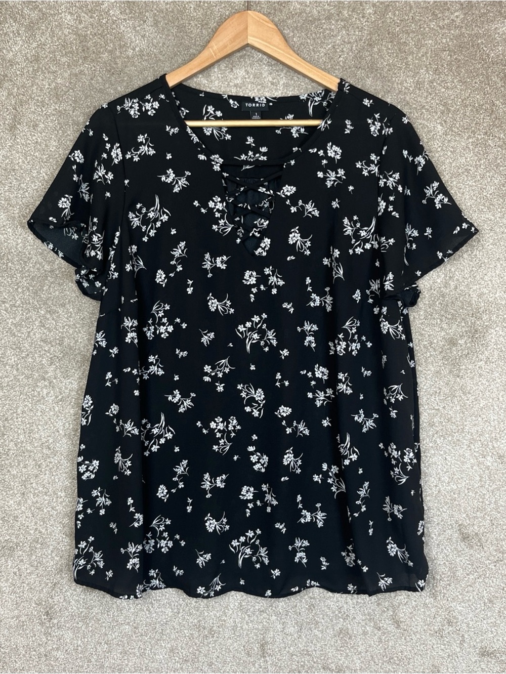 Torrid Blouse Womens 1 Black Floral Short Sleeve Pullover Lightweight- 5286